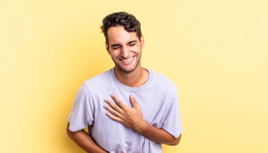 İspanyol yakışıklı adam komik bir şakaya yüksek sesle gülüyor.