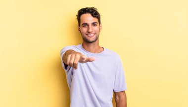 İspanyol yakışıklı bir adam kamerayı işaret ederek seni seçiyor.