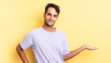 İspanyol yakışıklı adam mutlu ve neşeli hissediyor, seni dostça bir jestle içeri davet ediyor.