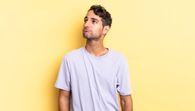 Endişeli, kopya alanı arayan, şüpheci İspanyol yakışıklı bir adam.