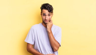 İspanyol yakışıklı adam seni izliyor ve tetikte bekliyor.