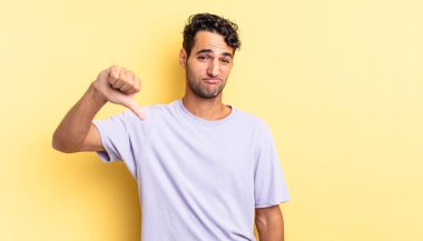 İspanyol yakışıklı adam kızgın, baş parmağını kaldırıyor.