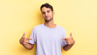 İspanyol yakışıklı adam gururlu, kibirli ve kendini gösteriyor.