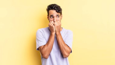 İspanyol yakışıklı adam endişeli görünüyor, tırnak yiyor ve yan tarafa bakıyor.