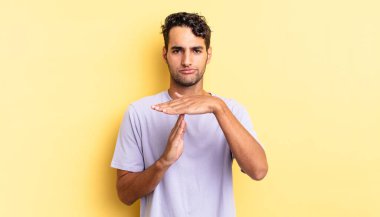 Latin kökenli yakışıklı adam ciddi görünüyor.