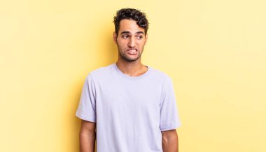 İspanyol yakışıklı endişeli, panikleyen ve dişlerini sıkan bir adam.