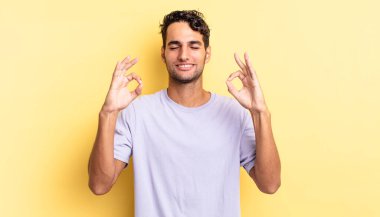 İspanyol yakışıklı adam konsantre ve meditasyon yapıyor.