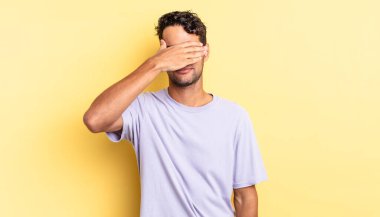 İspanyol yakışıklı adam tek eliyle gözlerini kapatıyor. Korkmuş ya da endişeli hissediyor.