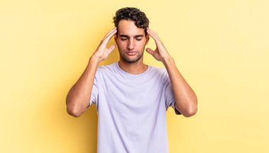 İspanyol yakışıklı adam konsantre, düşünceli ve ilham verici görünüyor.