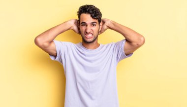 İspanyol yakışıklı adam kendini stresli, endişeli ya da korkmuş hissediyor.