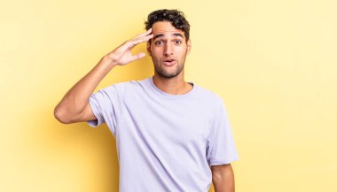 İspanyol yakışıklı adam mutlu, şaşkın ve şaşırmış görünüyor.