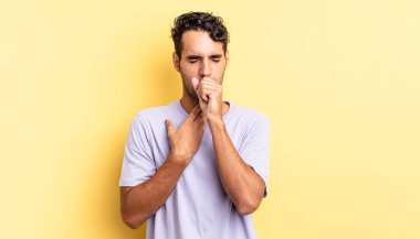 İspanyol yakışıklı adam boğaz ağrısı ve grip belirtileriyle kendini hasta hissediyor.