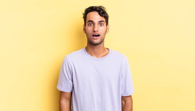 İspanyol yakışıklı adam çok şaşırmış ya da şaşkın görünüyor.