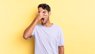 İspanyol yakışıklı adam şok olmuş, korkmuş ya da korkmuş görünüyor.