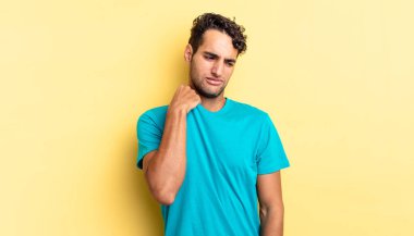 İspanyol yakışıklı adam kendini stresli, endişeli, yorgun ve hayal kırıklığına uğramış hissediyor.