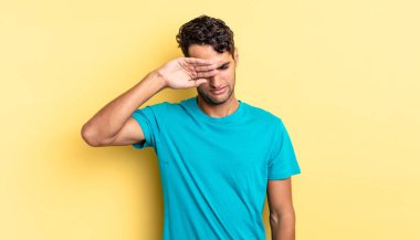 İspanyol yakışıklı adam stresli, yorgun ve sinirli görünüyor.