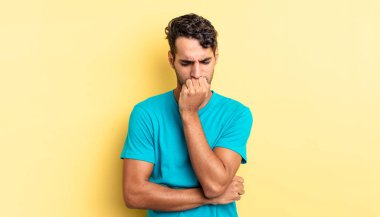 İspanyol yakışıklı adam ciddi, düşünceli ve endişeli hissediyor.