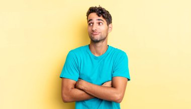 İspanyol yakışıklı adam omuz silkiyor, kafası karışık ve kararsız.