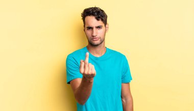 İspanyol yakışıklı adam sinirli, sinirli, asi ve agresif hissediyor.