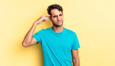 İspanyol yakışıklı adam şaşkın ve şaşkın hissediyor, senin deli olduğunu gösteriyor.