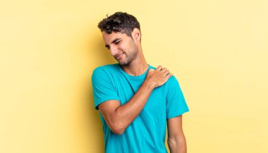 İspanyol yakışıklı adam yorgun hissediyor, sırtı ya da boynu ağrıyormuş.