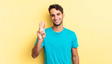 İspanyol yakışıklı adam gülümsüyor ve arkadaş canlısı görünüyor.