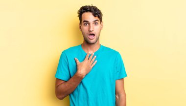 İspanyol yakışıklı adam şok olmuş, şaşırmış ve şaşırmış hissediyor.