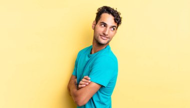 İspanyol yakışıklı adam neşe içinde gülümsüyor ve rahatlıyor.