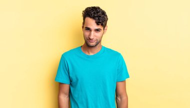 İspanyol yakışıklı adam gururlu, kendinden emin, havalı, küstah ve kibirli görünüyor.