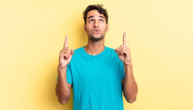 İspanyol yakışıklı adam şaşkın, şaşkın ve açık sözlü görünüyor.