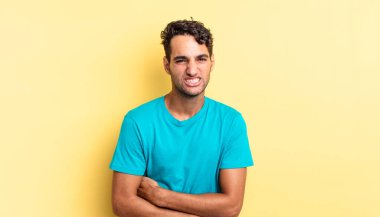 İspanyol yakışıklı adam endişeli, hasta, hasta ve mutsuz.