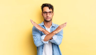 İspanyol yakışıklı sinirli ve elleri çaprazlanmış bir adam sana durmanı söylüyor.