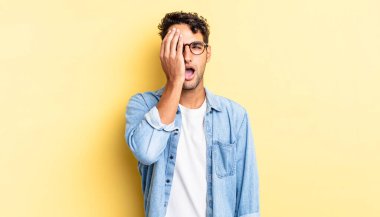 İspanyol yakışıklı adam uykulu, sıkılmış ve esniyor, baş ağrısı var.