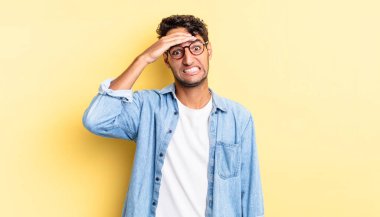 İspanyol yakışıklı adam unutulmuş bir süre için panikliyor, stresli hissediyor.