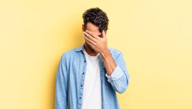 İspanyol yakışıklı bir adam stresli, utanmış ya da üzgün görünüyor, başı ağrıyor.