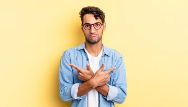 Şaşkın, kafası karışmış ve zıt yönlere bakan İspanyol yakışıklı bir adam.