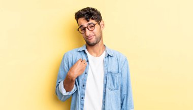 İspanyol yakışıklı adam kibirli, başarılı, pozitif ve gururlu görünüyor.