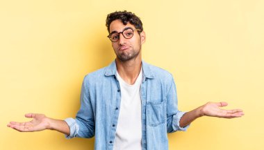 Hispanik yakışıklı adam habersiz ve kafası karışık, hiçbir fikri yok.