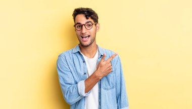 İspanyol yakışıklı adam heyecanlı ve şaşırmış görünüyor.