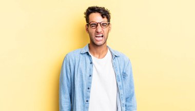 İspanyol yakışıklı adam agresif bağırıyor, çok kızgın görünüyor.