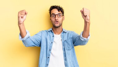 İspanyol yakışıklı adam inanılmaz bir başarıyı kutluyor.