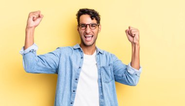 İspanyol yakışıklı adam zaferle bağırıyor, mutlu ve şaşırmış kazanan