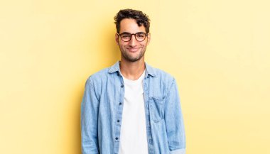 İspanyol yakışıklı adam pozitif ve kendinden emin bir şekilde gülümsüyor.