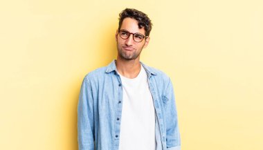 Şaşkın ve kafası karışık görünen İspanyol yakışıklı bir adam ya da bir sorunu çözmeye çalışıyor.