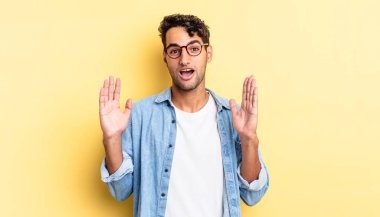 İspanyol yakışıklı adam şaşkın ve şaşkın bakıyor, şaşkınlık içinde çene aşağı