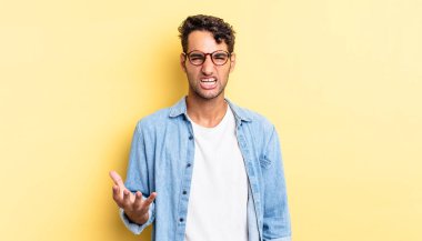 İspanyol yakışıklı adam sinirli, sinirli ve sinirli görünüyor.