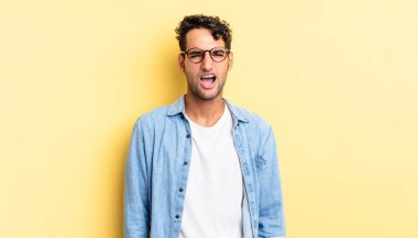 İspanyol yakışıklı adam şok olmuş, kızgın, sinirli ya da hayal kırıklığına uğramış görünüyor.