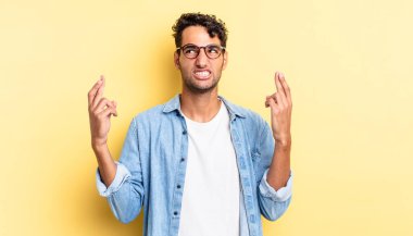 İspanyol yakışıklı adam şans diliyor.