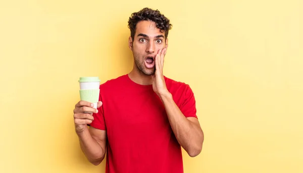 Homem Bonito Hispânico Sentindo Chocado Assustado Tirar Conceito Café — Fotografia de Stock