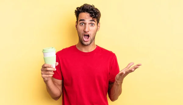 Homem Bonito Hispânico Sentindo Extremamente Chocado Surpreso Tirar Conceito Café — Fotografia de Stock